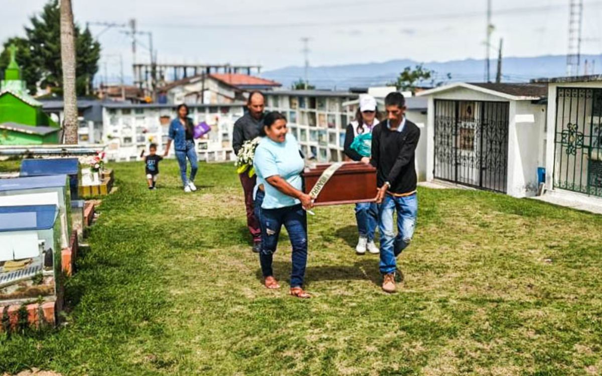 La historia de Luis Alixonder Tobón Ibarra es otra de tantas ausencias que dejaron una pregunta sin respuesta, una silla vacía en la mesa y un silencio que se hizo más pesado con el paso de los años. Una vida interrumpida para cuya familia, después de décadas de incertidumbre, terminó su larga espera, pues pudo recibirlo en condiciones de dignidad gracias a la estrategia de Búsqueda Inversa, implementada por la Unidad de Búsqueda de Personas dadas por Desaparecidas (UBPD), la Jurisdicción Especial para la Paz (JEP) y el Instituto Nacional de Medicina Legal y Ciencias Forenses.