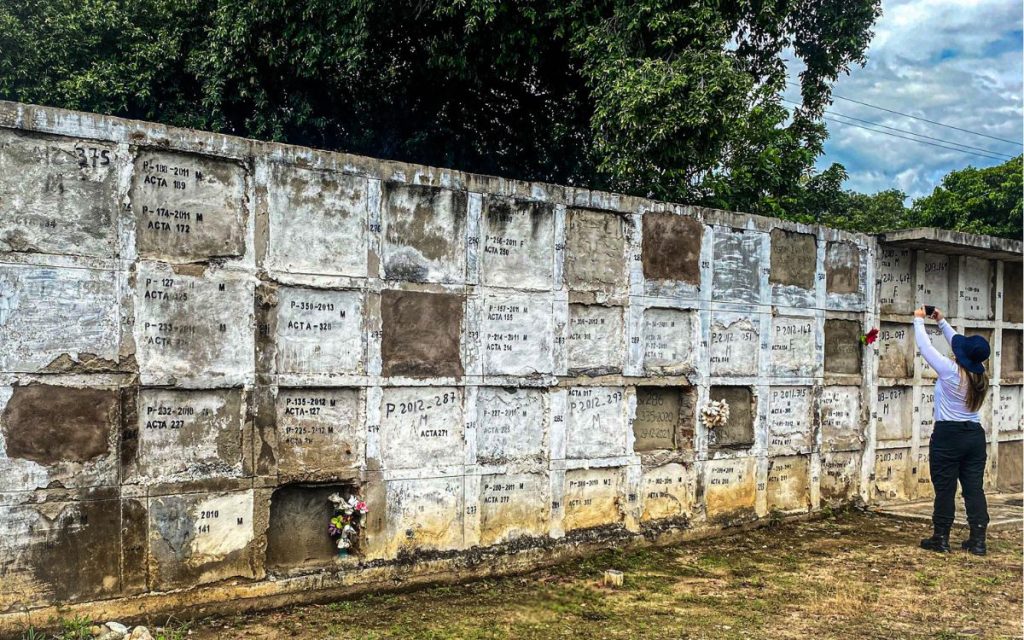 La historia de Luis Alixonder Tobón Ibarra es otra de tantas ausencias que dejaron una pregunta sin respuesta, una silla vacía en la mesa y un silencio que se hizo más pesado con el paso de los años. Una vida interrumpida para cuya familia, después de décadas de incertidumbre, terminó su larga espera, pues pudo recibirlo en condiciones de dignidad gracias a la estrategia de Búsqueda Inversa, implementada por la Unidad de Búsqueda de Personas dadas por Desaparecidas (UBPD), la Jurisdicción Especial para la Paz (JEP) y el Instituto Nacional de Medicina Legal y Ciencias Forenses.