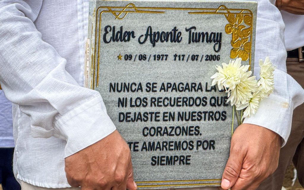 El cuerpo de Elder Aponte Tumay descansa ahora en el Cementerio Municipal de Pore, en el Casanare. Tenía 28 años cuando desapareció y era amante del Llano, su refugio e inspiración de los poemas que escribía. Diecinueve años después su madre, su hermana y el resto de su familia y sus amigos lo recibieron en una ceremonia íntima y emotiva para rendirle un homenaje, entre sus canciones favoritas y recuerdos, para darle una sepultura digna. Lo evocaron por su nobleza, el amor hacía los suyos y las ganas de aprender cosas nuevas, estudiar y salir adelante.