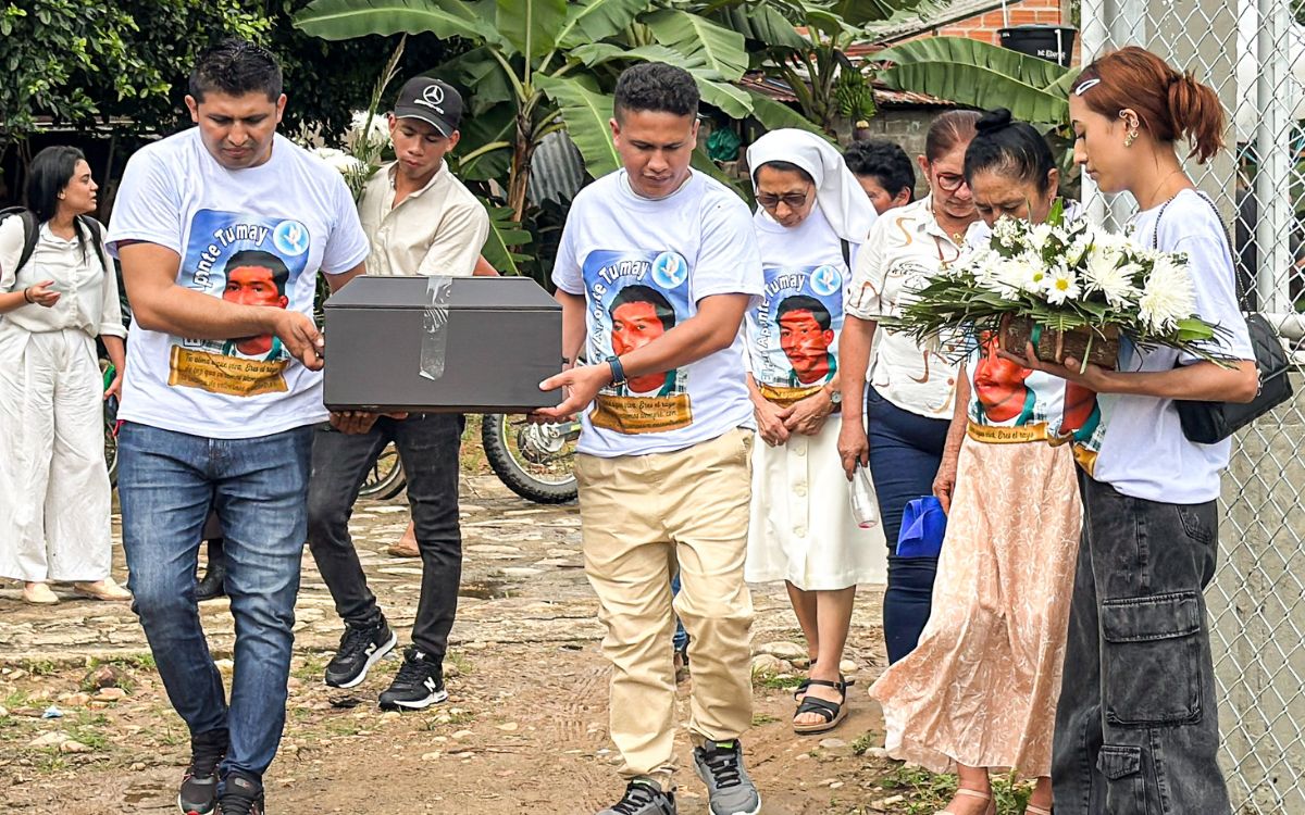 El cuerpo de Elder Aponte Tumay descansa ahora en el Cementerio Municipal de Pore, en el Casanare. Tenía 28 años cuando desapareció y era amante del Llano, su refugio e inspiración de los poemas que escribía. Diecinueve años después su madre, su hermana y el resto de su familia y sus amigos lo recibieron en una ceremonia íntima y emotiva para rendirle un homenaje, entre sus canciones favoritas y recuerdos, para darle una sepultura digna. Lo evocaron por su nobleza, el amor hacía los suyos y las ganas de aprender cosas nuevas, estudiar y salir adelante.