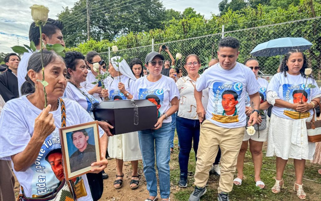 El cuerpo de Elder Aponte Tumay descansa ahora en el Cementerio Municipal de Pore, en el Casanare. Tenía 28 años cuando desapareció y era amante del Llano, su refugio e inspiración de los poemas que escribía. Diecinueve años después su madre, su hermana y el resto de su familia y sus amigos lo recibieron en una ceremonia íntima y emotiva para rendirle un homenaje, entre sus canciones favoritas y recuerdos, para darle una sepultura digna. Lo evocaron por su nobleza, el amor hacía los suyos y las ganas de aprender cosas nuevas, estudiar y salir adelante.