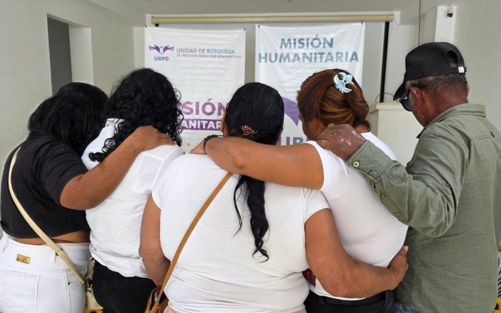 El silencio de 18 años, cargado de dolor y de preguntas sin respuesta, se rompió en un suspiro de alivio y esperanza. La Unidad de Búsqueda de Personas dadas por Desaparecidas (UBPD) entregó dignamente los cuerpos de José Ariel Hoyos Avilés y Jorge Luis Flórez Avilés en su natal Tierralta, en Córdoba, donde sus padres, hijos, hermanos, primos y allegados, por fin, pudieron cerrar un ciclo de angustiosa búsqueda.