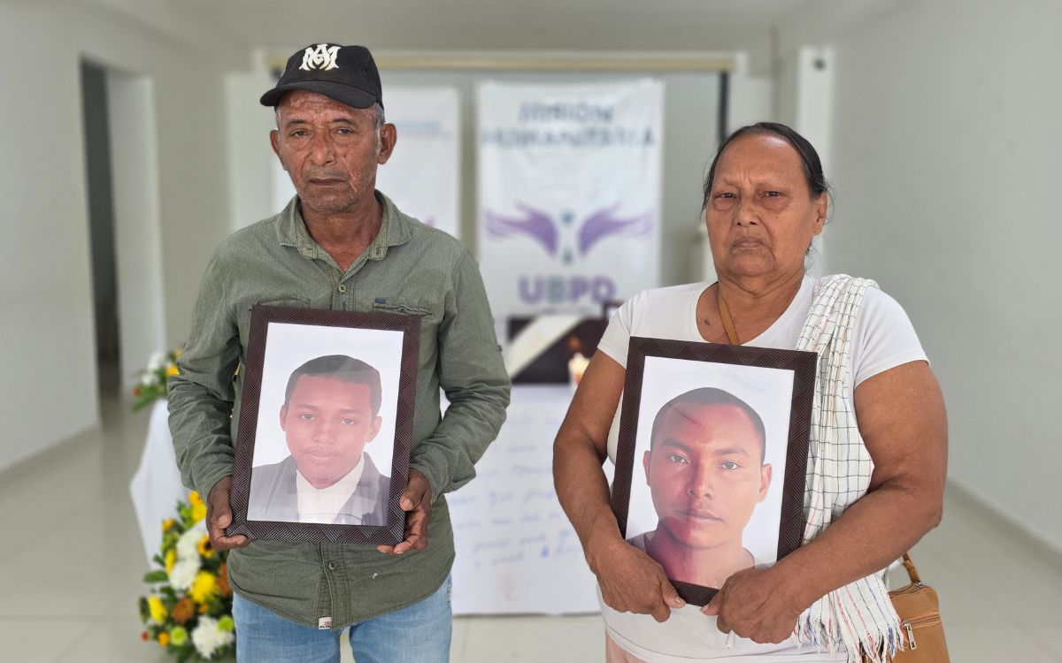 El silencio de 18 años, cargado de dolor y de preguntas sin respuesta, se rompió en un suspiro de alivio y esperanza. La Unidad de Búsqueda de Personas dadas por Desaparecidas (UBPD) entregó dignamente los cuerpos de José Ariel Hoyos Avilés y Jorge Luis Flórez Avilés en su natal Tierralta, en Córdoba, donde sus padres, hijos, hermanos, primos y allegados, por fin, pudieron cerrar un ciclo de angustiosa búsqueda.