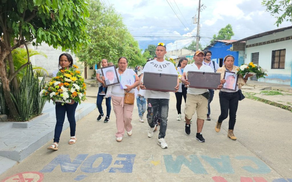 El silencio de 18 años, cargado de dolor y de preguntas sin respuesta, se rompió en un suspiro de alivio y esperanza. La Unidad de Búsqueda de Personas dadas por Desaparecidas (UBPD) entregó dignamente los cuerpos de José Ariel Hoyos Avilés y Jorge Luis Flórez Avilés en su natal Tierralta, en Córdoba, donde sus padres, hijos, hermanos, primos y allegados, por fin, pudieron cerrar un ciclo de angustiosa búsqueda.