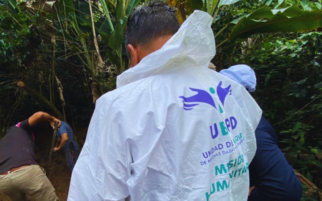 En Viotá, un municipio de montañas y cafetales al sur de Cundinamarca, la tierra volvió a mostrar una señal del pasado. La Unidad de Búsqueda de Personas dadas por Desaparecidas (UBPD), con apoyo de la Corporación Humanitaria Reencuentros, recuperó allí el cuerpo de una persona desaparecida en los años noventa. La intervención hace parte del Plan Regional de Búsqueda del Occidente de Cundinamarca, que abarca 49 municipios y que, en este caso, sigue la hipótesis de que al menos once víctimas del conflicto armado fueron inhumadas en fosas individuales a campo abierto en la zona.