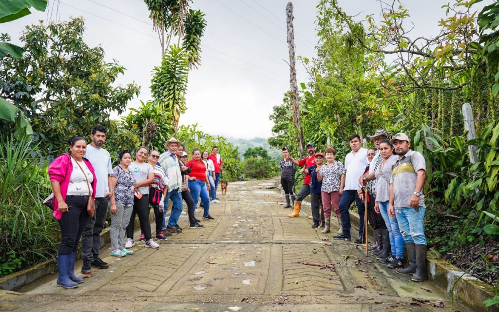En Viotá, un municipio de montañas y cafetales al sur de Cundinamarca, la tierra volvió a mostrar una señal del pasado. La Unidad de Búsqueda de Personas dadas por Desaparecidas (UBPD), con apoyo de la Corporación Humanitaria Reencuentros, recuperó allí el cuerpo de una persona desaparecida en los años noventa. La intervención hace parte del Plan Regional de Búsqueda del Occidente de Cundinamarca, que abarca 49 municipios y que, en este caso, sigue la hipótesis de que al menos once víctimas del conflicto armado fueron inhumadas en fosas individuales a campo abierto en la zona.