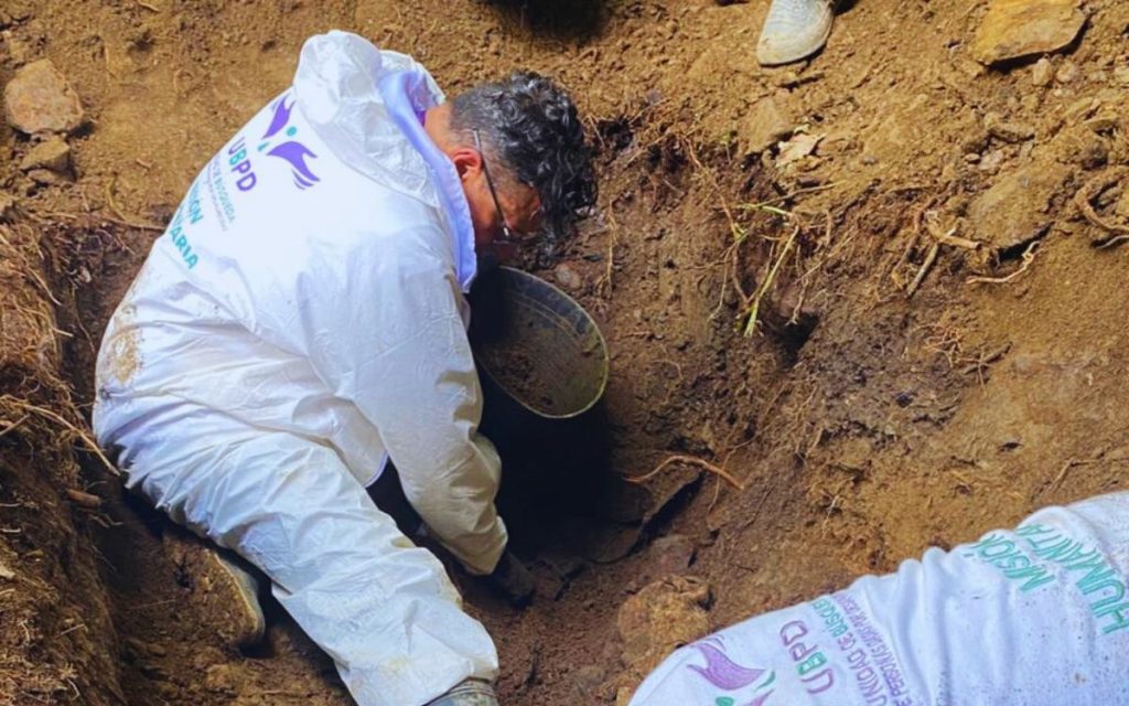 En Viotá, un municipio de montañas y cafetales al sur de Cundinamarca, la tierra volvió a mostrar una señal del pasado. La Unidad de Búsqueda de Personas dadas por Desaparecidas (UBPD), con apoyo de la Corporación Humanitaria Reencuentros, recuperó allí el cuerpo de una persona desaparecida en los años noventa. La intervención hace parte del Plan Regional de Búsqueda del Occidente de Cundinamarca, que abarca 49 municipios y que, en este caso, sigue la hipótesis de que al menos once víctimas del conflicto armado fueron inhumadas en fosas individuales a campo abierto en la zona.