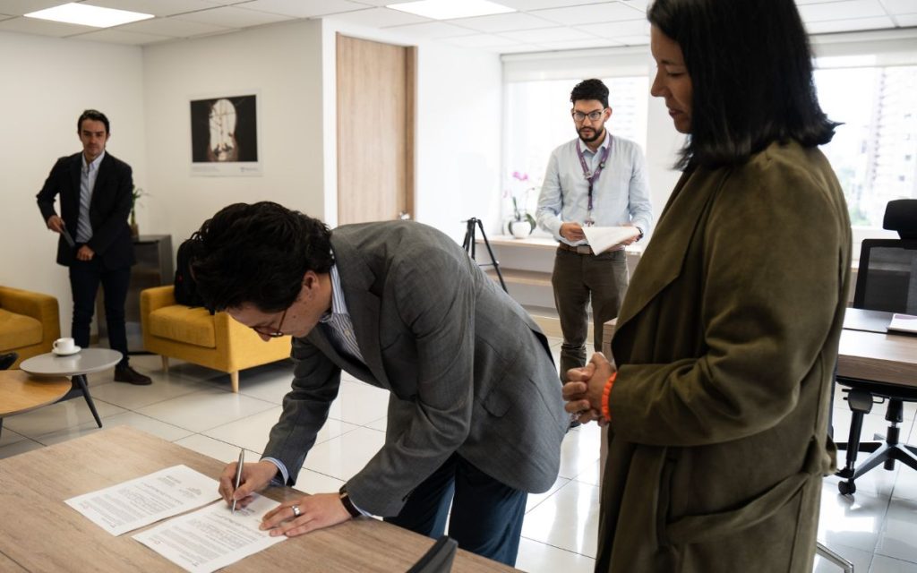 Por esto, la Unidad de Búsqueda de Personas dadas por Desaparecidas (UBPD) y la aplicación tecnológica DiDi suscribieron un memorando de entendimiento que permitirá avanzar en la búsqueda de las personas dadas por desaparecidas, poniendo toda su tecnología a disposición de la UBPD y sus objetivos constitucionales.