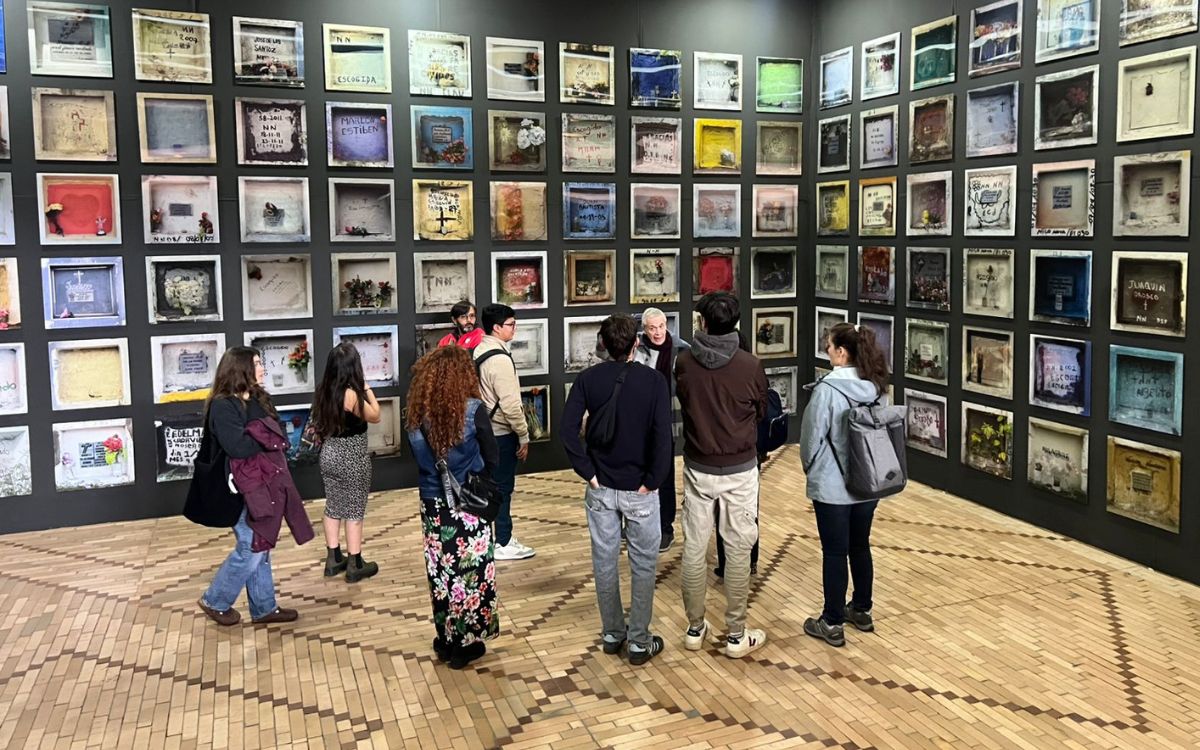 La psiquiatra y escritora suizo-estadounidense Elisabeth Kübler-Ross describió, a través de su célebre modelo, las cinco etapas del duelo: negación, ira, negociación, depresión y aceptación. Cada una de ellas constituye un territorio emocional que una persona atraviesa al enfrentarse con la pérdida, el dolor o la ausencia. Así como el ser humano procesa un duelo íntimo, sea afectivo o sea espiritual o ideológico, nos descubrimos transitando esas mismas etapas ante lo que vemos y escuchamos. 