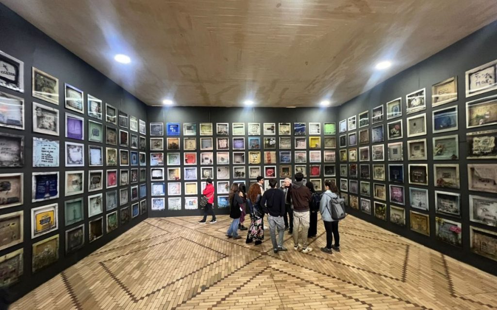 La psiquiatra y escritora suizo-estadounidense Elisabeth Kübler-Ross describió, a través de su célebre modelo, las cinco etapas del duelo: negación, ira, negociación, depresión y aceptación. Cada una de ellas constituye un territorio emocional que una persona atraviesa al enfrentarse con la pérdida, el dolor o la ausencia. Así como el ser humano procesa un duelo íntimo, sea afectivo o sea espiritual o ideológico, nos descubrimos transitando esas mismas etapas ante lo que vemos y escuchamos. 