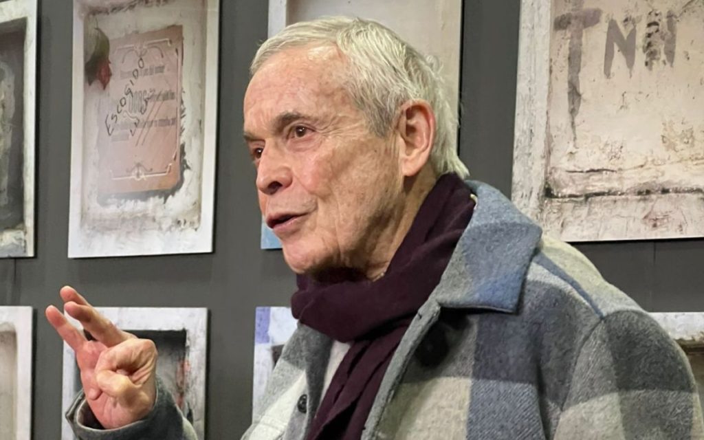 La psiquiatra y escritora suizo-estadounidense Elisabeth Kübler-Ross describió, a través de su célebre modelo, las cinco etapas del duelo: negación, ira, negociación, depresión y aceptación. Cada una de ellas constituye un territorio emocional que una persona atraviesa al enfrentarse con la pérdida, el dolor o la ausencia. Así como el ser humano procesa un duelo íntimo, sea afectivo o sea espiritual o ideológico, nos descubrimos transitando esas mismas etapas ante lo que vemos y escuchamos. 