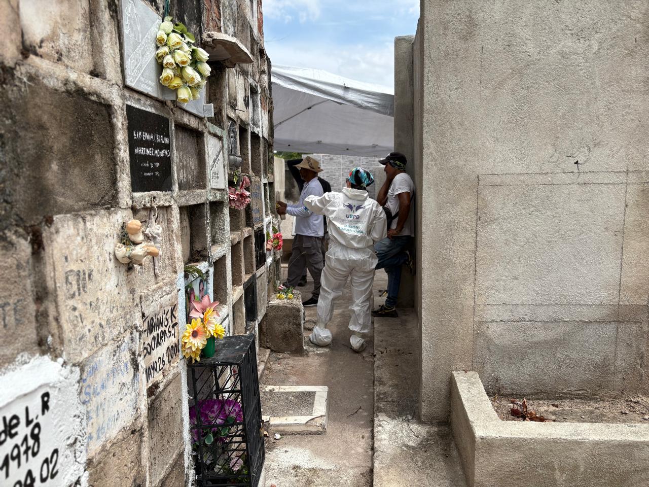 La Unidad de Búsqueda de Personas dadas por Desaparecidas (UBPD), a través del equipo forense de la oficina en el Cesar, adelantó la segunda fase de intervención al cementerio del municipio de Villanueva, en La Guajira. En esta acción humanitaria fueron enviados 13 cuerpos al Centro Integrado de Abordaje e Identificación Forense de la UBPD de Bogotá para su identificación.