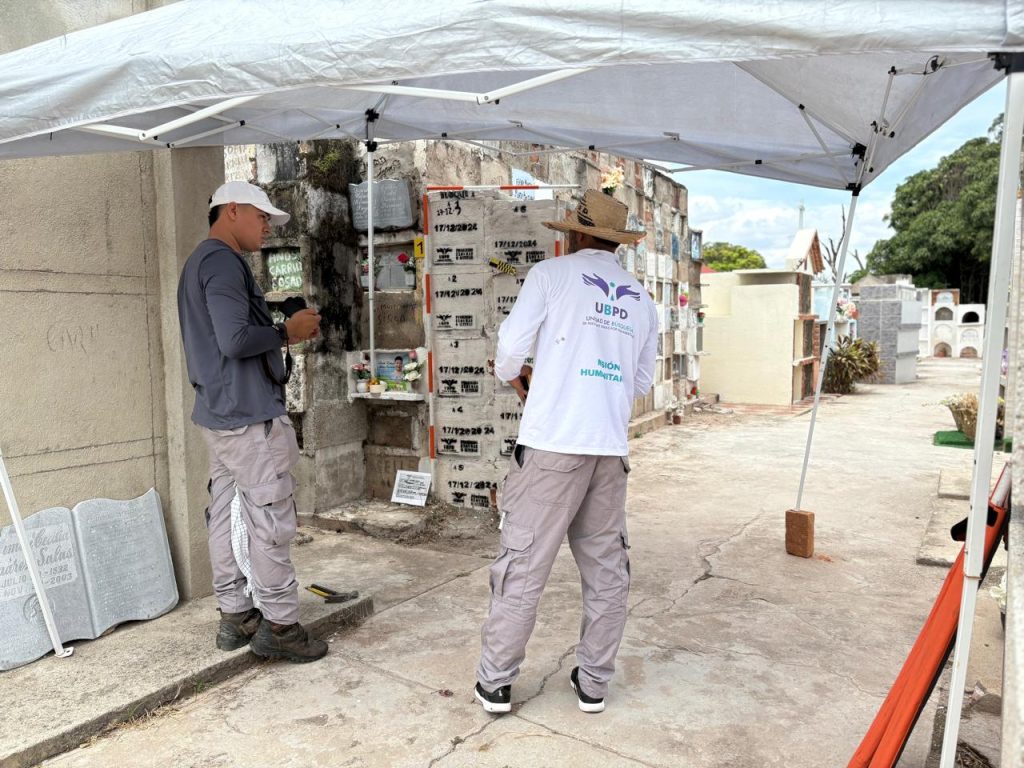 La Unidad de Búsqueda de Personas dadas por Desaparecidas (UBPD), a través del equipo forense de la oficina en el Cesar, adelantó la segunda fase de intervención al cementerio del municipio de Villanueva, en La Guajira. En esta acción humanitaria fueron enviados 13 cuerpos al Centro Integrado de Abordaje e Identificación Forense de la UBPD de Bogotá para su identificación.