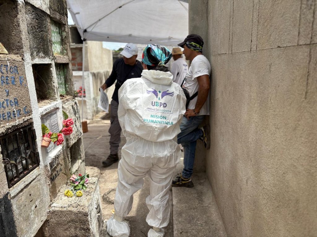 La Unidad de Búsqueda de Personas dadas por Desaparecidas (UBPD), a través del equipo forense de la oficina en el Cesar, adelantó la segunda fase de intervención al cementerio del municipio de Villanueva, en La Guajira. En esta acción humanitaria fueron enviados 13 cuerpos al Centro Integrado de Abordaje e Identificación Forense de la UBPD de Bogotá para su identificación.