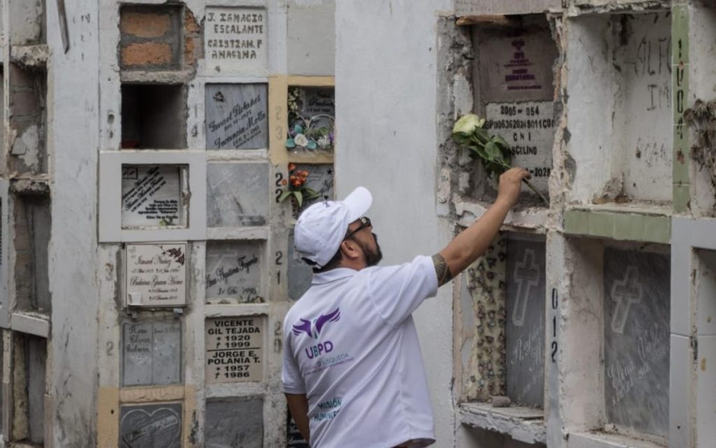 En el marco de la investigación humanitaria y extrajudicial que adelanta la Unidad de Búsqueda de Personas dadas por Desaparecidas (UBPD) en el Huila, con el propósito de encontrar a más de 1.500 personas cuya ausencia aún mantiene en la incertidumbre a sus familias en este departamento, se llevó a cabo la segunda fase de intervención al cementerio San Antonio de Padua, de Pitalito -también conocido como cementerio antiguo-, donde fueron recuperados 17 cuerpos que corresponderían a personas desaparecidas.