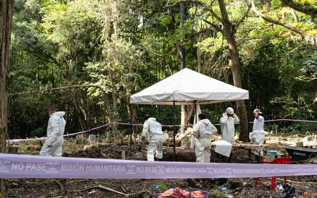 En el marco de la investigación humanitaria y extrajudicial que adelanta la Unidad de Búsqueda de Personas dadas por Desaparecidas (UBPD) en el Huila, con el propósito de encontrar a más de 1.500 personas cuya ausencia aún mantiene en la incertidumbre a sus familias en este departamento, se llevó a cabo la segunda fase de intervención al cementerio San Antonio de Padua, de Pitalito -también conocido como cementerio antiguo-, donde fueron recuperados 17 cuerpos que corresponderían a personas desaparecidas.