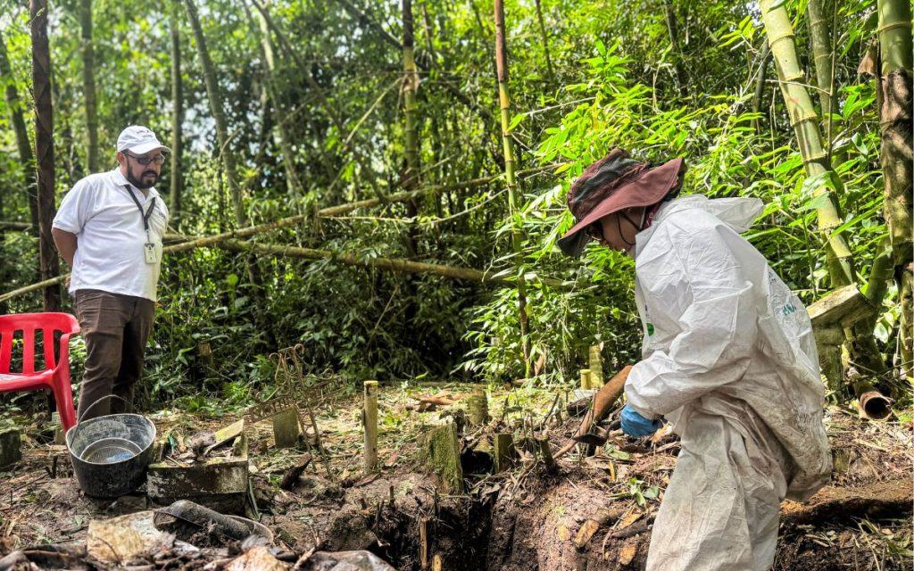 En el marco de la investigación humanitaria y extrajudicial que adelanta la Unidad de Búsqueda de Personas dadas por Desaparecidas (UBPD) en el Huila, con el propósito de encontrar a más de 1.500 personas cuya ausencia aún mantiene en la incertidumbre a sus familias en este departamento, se llevó a cabo la segunda fase de intervención al cementerio San Antonio de Padua, de Pitalito -también conocido como cementerio antiguo-, donde fueron recuperados 17 cuerpos que corresponderían a personas desaparecidas.