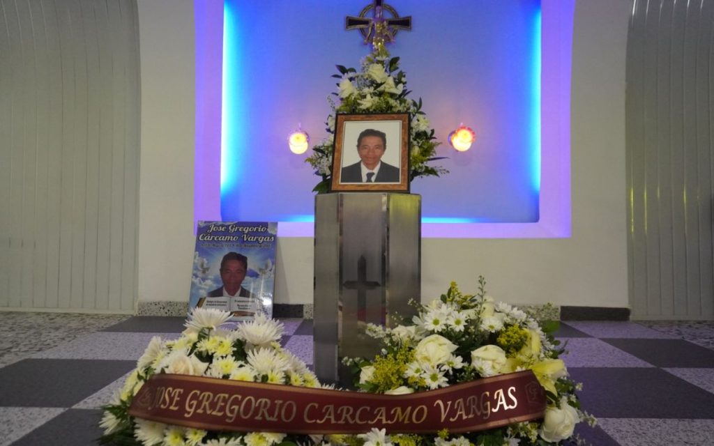 En el Cementerio Central de Villavieja, municipio ubicado a 40 minutos de Neiva, en el Huila, la Unidad de Búsqueda de Personas Dadas por Desaparecidas (UBPD) acompañó a la familia Cárcamo durante la despedida digna de su padre y esposo, José Gregorio Cárcamo Vargas, un espacio íntimo que dio paso a los recuerdos a través de la nostalgia y la verdad tras 19 años de preguntas sin respuestas.