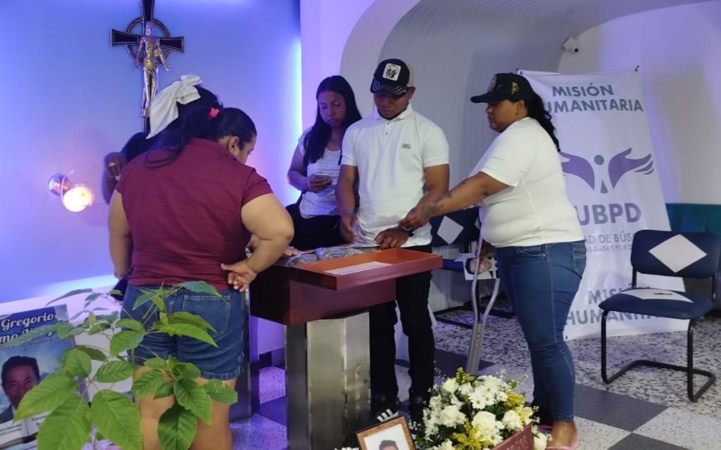 En el Cementerio Central de Villavieja, municipio ubicado a 40 minutos de Neiva, en el Huila, la Unidad de Búsqueda de Personas Dadas por Desaparecidas (UBPD) acompañó a la familia Cárcamo durante la despedida digna de su padre y esposo, José Gregorio Cárcamo Vargas, un espacio íntimo que dio paso a los recuerdos a través de la nostalgia y la verdad tras 19 años de preguntas sin respuestas.