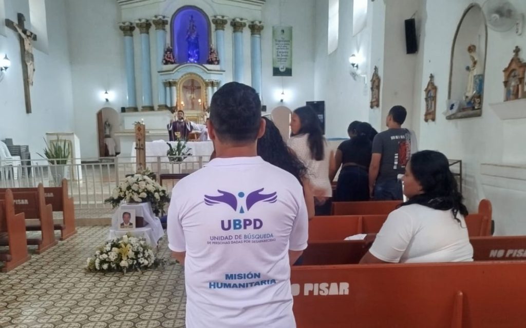 En el Cementerio Central de Villavieja, municipio ubicado a 40 minutos de Neiva, en el Huila, la Unidad de Búsqueda de Personas Dadas por Desaparecidas (UBPD) acompañó a la familia Cárcamo durante la despedida digna de su padre y esposo, José Gregorio Cárcamo Vargas, un espacio íntimo que dio paso a los recuerdos a través de la nostalgia y la verdad tras 19 años de preguntas sin respuestas.