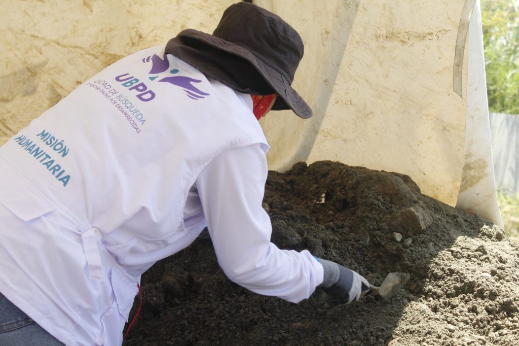 La Unidad de Búsqueda de Personas dadas por Desaparecidas (UBPD) ha sido notificada de la decisión de la Sección de Apelación de la Jurisdicción Especial para la Paz (JEP), adoptada mediante la sentencia TP-SA 539 de 2025, que ordena la continuación de las labores de búsqueda, recuperación e identificación de estructuras óseas en La Escombrera, en Medellín, lo cual reconoce y reafirma las facultades constitucionales otorgadas a la Unidad de Búsqueda.