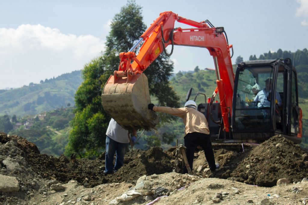 La Unidad de Búsqueda de Personas dadas por Desaparecidas (UBPD) ha sido notificada de la decisión de la Sección de Apelación de la Jurisdicción Especial para la Paz (JEP), adoptada mediante la sentencia TP-SA 539 de 2025, que ordena la continuación de las labores de búsqueda, recuperación e identificación de estructuras óseas en La Escombrera, en Medellín, lo cual reconoce y reafirma las facultades constitucionales otorgadas a la Unidad de Búsqueda.
