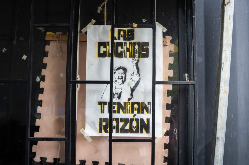 A la espera de que el Despacho Relator de la Sala de Ausencia de Reconocimiento -SAR- de la Jurisdicción Especial para la Paz (JEP) dé cumplimiento a las órdenes emitida por la Sección de Apelación de la Jurisdicción, a través de la sentencia TP-SA 539 de 2025, este 18 de septiembre, la Unidad de Búsqueda de Personas dadas por Desaparecidas (UBPD) realizó una visita técnica a La Escombrera, ubicada en la Comuna 13 de Medellín, con la participación de cerca de 60 personas buscadoras vinculadas a la medida cautelar que protege este sitio de interés forense.