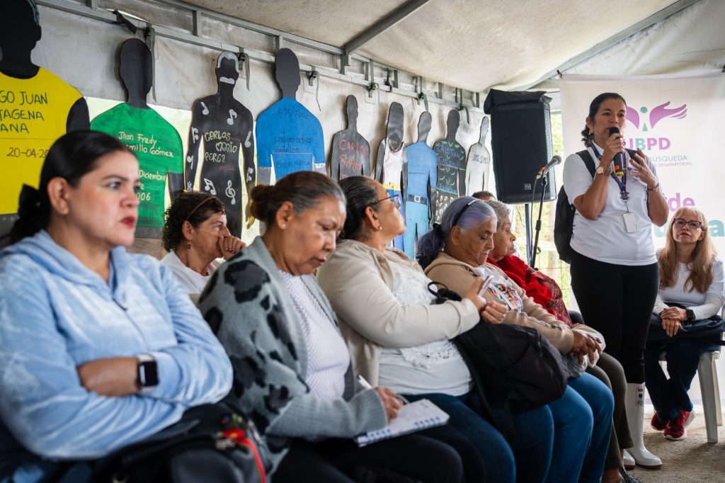 A la espera de que el Despacho Relator de la Sala de Ausencia de Reconocimiento -SAR- de la Jurisdicción Especial para la Paz (JEP) dé cumplimiento a las órdenes emitida por la Sección de Apelación de la Jurisdicción, a través de la sentencia TP-SA 539 de 2025, este 18 de septiembre, la Unidad de Búsqueda de Personas dadas por Desaparecidas (UBPD) realizó una visita técnica a La Escombrera, ubicada en la Comuna 13 de Medellín, con la participación de cerca de 60 personas buscadoras vinculadas a la medida cautelar que protege este sitio de interés forense.