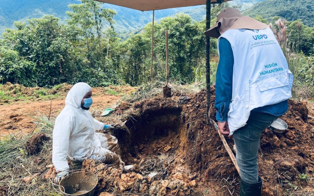En el tránsito hacia la paz en Nariño, delegados del Gobierno Nacional, gestores de paz e integrantes del grupo armado del Frente Comuneros del Sur acompañaron las misiones humanitarias de prospección y recuperación de 23 cuerpos de personas dadas por desaparecidas en razón y en contexto del conflicto armado colombiano, labor liderada por la Unidad de Búsqueda de Personas dadas por Desaparecidas (UBPD).