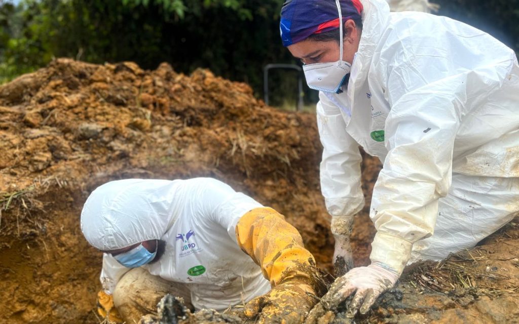En el tránsito hacia la paz en Nariño, delegados del Gobierno Nacional, gestores de paz e integrantes del grupo armado del Frente Comuneros del Sur acompañaron las misiones humanitarias de prospección y recuperación de 23 cuerpos de personas dadas por desaparecidas en razón y en contexto del conflicto armado colombiano, labor liderada por la Unidad de Búsqueda de Personas dadas por Desaparecidas (UBPD).