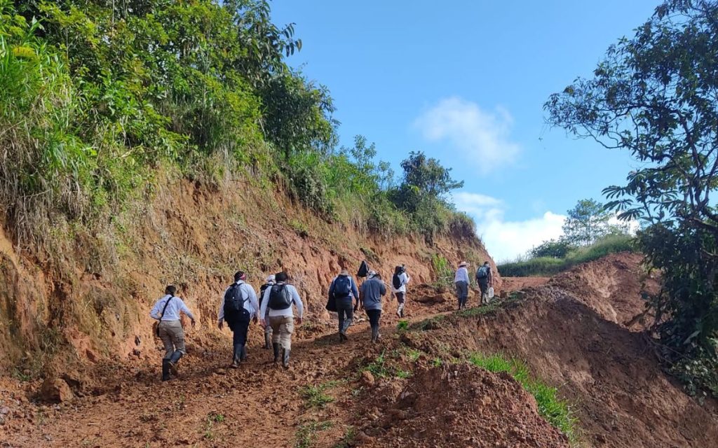En el tránsito hacia la paz en Nariño, delegados del Gobierno Nacional, gestores de paz e integrantes del grupo armado del Frente Comuneros del Sur acompañaron las misiones humanitarias de prospección y recuperación de 23 cuerpos de personas dadas por desaparecidas en razón y en contexto del conflicto armado colombiano, labor liderada por la Unidad de Búsqueda de Personas dadas por Desaparecidas (UBPD).