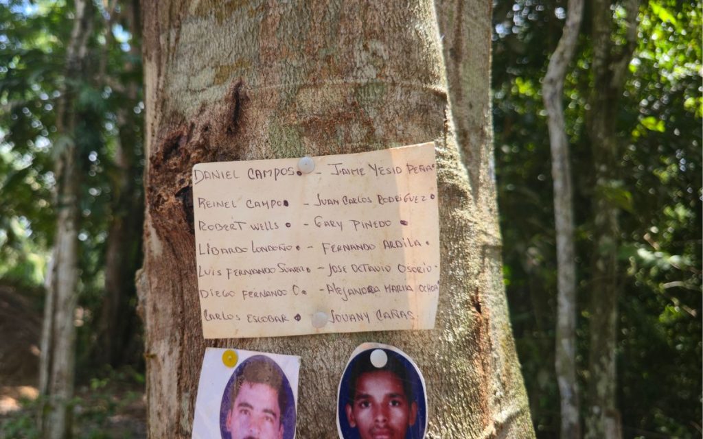 En medio de la tierra húmeda y el silencio del campo, la última palada cerró un nuevo proceso de intervención a campo abierto realizado por la Unidad de Búsqueda de Personas dadas por Desaparecidas (UBPD) en zona rural del municipio de Sabana de Torres, en Santander. Una acción humanitaria de búsqueda que contó con el acompañamiento del Colectivo 16 de mayo, un grupo de familiares que buscan información acerca de sus seres queridos desaparecidos el 16 de mayo de 1998 en Barrancabermeja, también en Santander. 