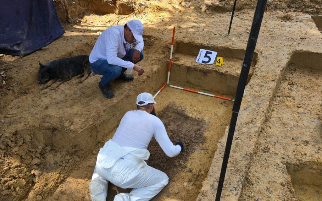 En medio de la tierra húmeda y el silencio del campo, la última palada cerró un nuevo proceso de intervención a campo abierto realizado por la Unidad de Búsqueda de Personas dadas por Desaparecidas (UBPD) en zona rural del municipio de Sabana de Torres, en Santander. Una acción humanitaria de búsqueda que contó con el acompañamiento del Colectivo 16 de mayo, un grupo de familiares que buscan información acerca de sus seres queridos desaparecidos el 16 de mayo de 1998 en Barrancabermeja, también en Santander. 