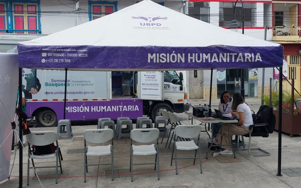 El próximo jueves 18 de septiembre, Cajamarca será el primer municipio del Tolima en recibir La Ruta Buscadora, la estrategia móvil de la Unidad de Búsqueda de Personas dadas por Desaparecidas (UBPD). Durante el segundo semestre de 2025, esta caravana humanitaria ha recorrido 13 departamentos y 112 municipios del suroccidente y norte del país. Llegará al Tolima donde visitará siete municipios con jornadas de atención, pedagogía y toma de muestras genéticas para avanzar en la localización de más de 130.000 personas desaparecidas en el país en el marco del conflicto armado.