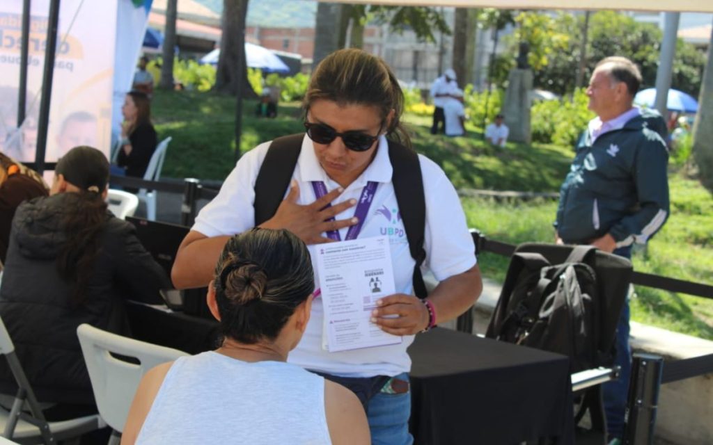 El próximo jueves 18 de septiembre, Cajamarca será el primer municipio del Tolima en recibir La Ruta Buscadora, la estrategia móvil de la Unidad de Búsqueda de Personas dadas por Desaparecidas (UBPD). Durante el segundo semestre de 2025, esta caravana humanitaria ha recorrido 13 departamentos y 112 municipios del suroccidente y norte del país. Llegará al Tolima donde visitará siete municipios con jornadas de atención, pedagogía y toma de muestras genéticas para avanzar en la localización de más de 130.000 personas desaparecidas en el país en el marco del conflicto armado.