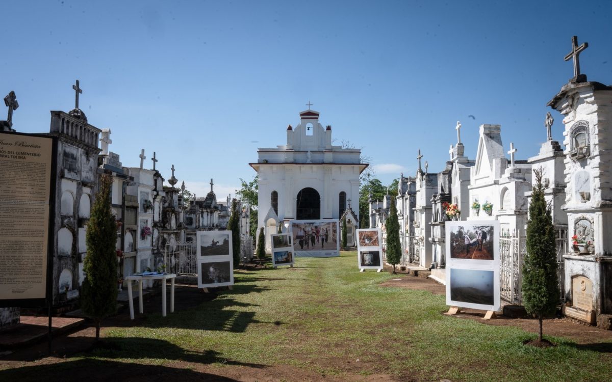 En el cementerio San Juan Bautista de Chaparral, escenario marcado por la violencia armada en el sur del Tolima, la Unidad de Búsqueda de Personas dadas por Desaparecidas (UBPD) inició la primera fase de intervención de este camposanto. Allí, a lo largo de casi medio siglo, fueron inhumados cuerpos de personas trasladadas desde veredas y municipios donde la confrontación armada dejó una huella persistente.