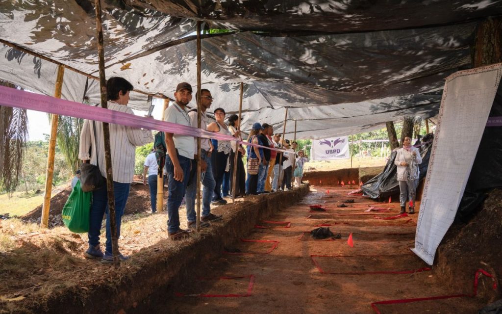 En el cementerio San Juan Bautista de Chaparral, escenario marcado por la violencia armada en el sur del Tolima, la Unidad de Búsqueda de Personas dadas por Desaparecidas (UBPD) inició la primera fase de intervención de este camposanto. Allí, a lo largo de casi medio siglo, fueron inhumados cuerpos de personas trasladadas desde veredas y municipios donde la confrontación armada dejó una huella persistente.