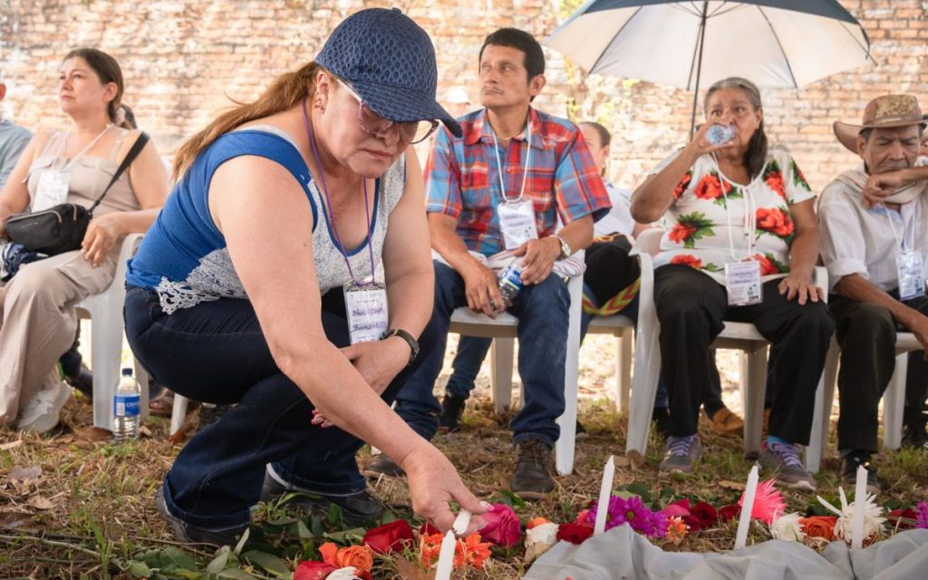 En el cementerio San Juan Bautista de Chaparral, escenario marcado por la violencia armada en el sur del Tolima, la Unidad de Búsqueda de Personas dadas por Desaparecidas (UBPD) inició la primera fase de intervención de este camposanto. Allí, a lo largo de casi medio siglo, fueron inhumados cuerpos de personas trasladadas desde veredas y municipios donde la confrontación armada dejó una huella persistente.