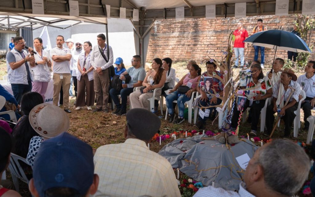 En el cementerio San Juan Bautista de Chaparral, escenario marcado por la violencia armada en el sur del Tolima, la Unidad de Búsqueda de Personas dadas por Desaparecidas (UBPD) inició la primera fase de intervención de este camposanto. Allí, a lo largo de casi medio siglo, fueron inhumados cuerpos de personas trasladadas desde veredas y municipios donde la confrontación armada dejó una huella persistente.