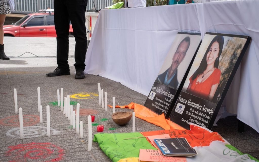 Este 24 de septiembre, en Ibagué, la capital musical de Colombia, las puertas de un camión blanco con morado se abrieron frente a la plaza principal. En sus costados se leía la frase 'Misión Humanitaria' junto a un número que evidencia la magnitud de la desaparición en el país: 132.877 personas dadas por desaparecidas en hechos relacionados con el conflicto armado, antes del 1 de diciembre de 2016. De esta manera, con un acto protocolario y recibiendo a las comunidades, se terminó el primer recorrido de La Ruta Buscadora por 69 municipios en 9 departamentos del país.  