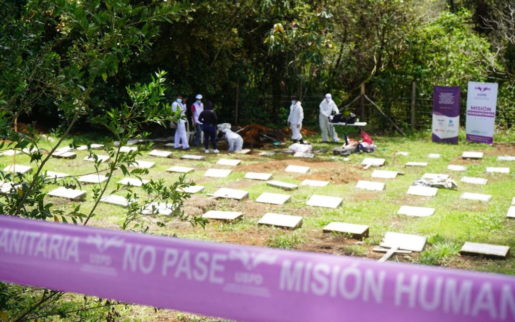 Los cementerios en Colombia son una esperanza para cientos de familias. Estos lugares resguardan miles de cuerpos que aunque fueron enterrados como No Identificados, muchos podrían corresponder a personas dadas por desaparecidas en razón del conflicto armado colombiano.
