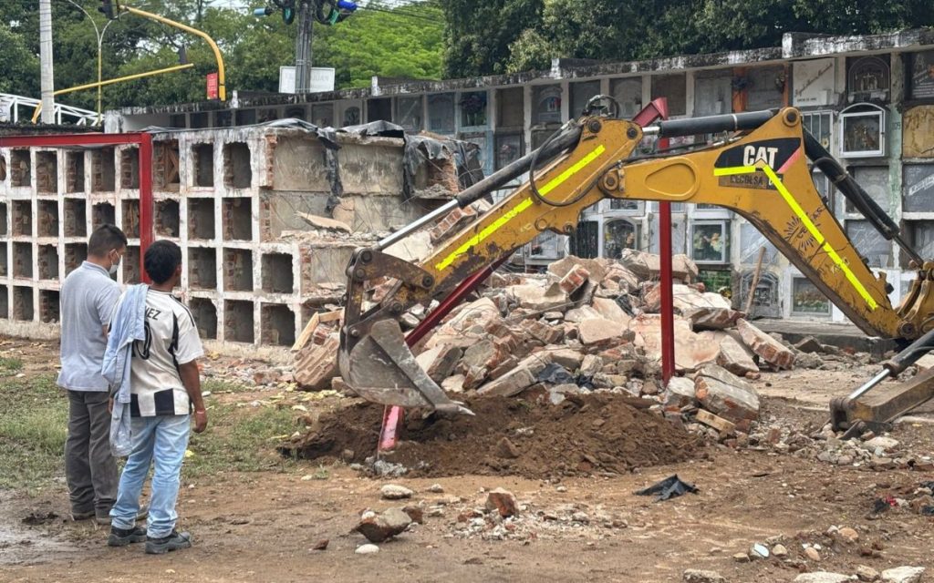 En el año 2006 se colocaron las primeras piedras de una estructura que contendría 156 bóvedas para situar los cuerpos de personas no identificadas que llegarían como último destino a la ciudad de Neiva. Desde esa fecha, el denominado Monumento 14 o 'No me olvides', fue catalogado por las organizaciones sociales y familias buscadoras del sur del país como un lugar de memoria y dignificación de sus búsquedas, sin embargo, como ha pasado con muchas acciones de este tipo, se convirtió rápidamente en un escenario olvidado, ubicado al fondo del Cementerio Central.