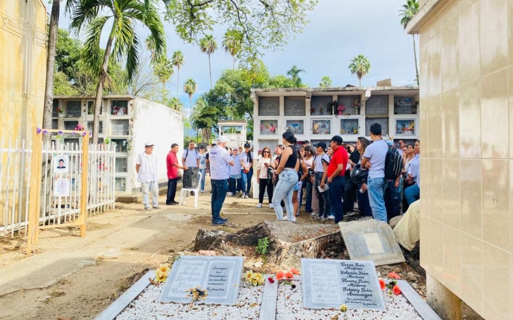En el año 2006 se colocaron las primeras piedras de una estructura que contendría 156 bóvedas para situar los cuerpos de personas no identificadas que llegarían como último destino a la ciudad de Neiva. Desde esa fecha, el denominado Monumento 14 o 'No me olvides', fue catalogado por las organizaciones sociales y familias buscadoras del sur del país como un lugar de memoria y dignificación de sus búsquedas, sin embargo, como ha pasado con muchas acciones de este tipo, se convirtió rápidamente en un escenario olvidado, ubicado al fondo del Cementerio Central.