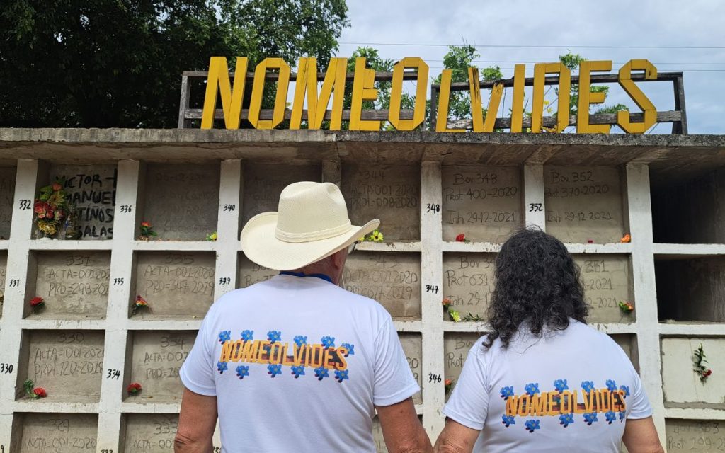 En el año 2006 se colocaron las primeras piedras de una estructura que contendría 156 bóvedas para situar los cuerpos de personas no identificadas que llegarían como último destino a la ciudad de Neiva. Desde esa fecha, el denominado Monumento 14 o 'No me olvides', fue catalogado por las organizaciones sociales y familias buscadoras del sur del país como un lugar de memoria y dignificación de sus búsquedas, sin embargo, como ha pasado con muchas acciones de este tipo, se convirtió rápidamente en un escenario olvidado, ubicado al fondo del Cementerio Central.