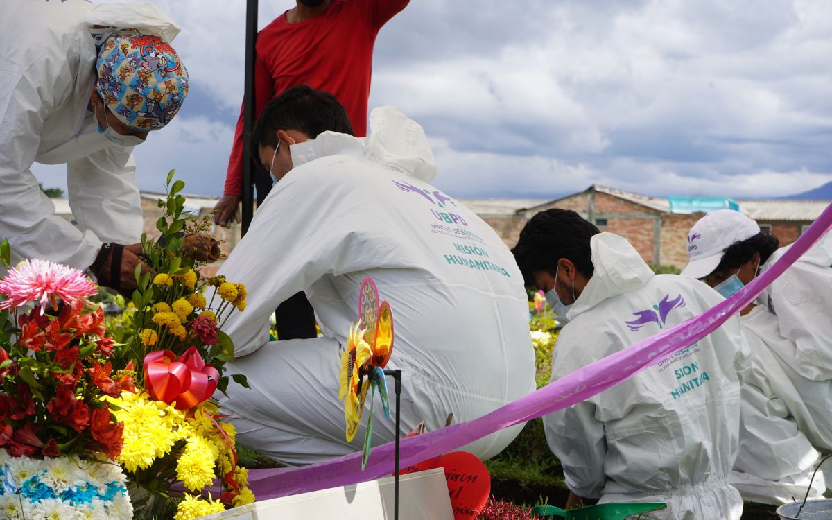 Equipo forense recuera cuerpos en Popayán