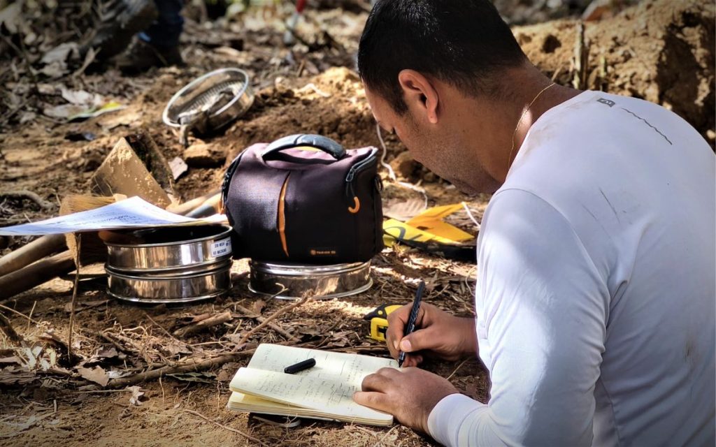 Gracias a un aporte de información hecho por la comunidad y la Alcaldía de San Francisco, en Antioquia, la Unidad de Búsqueda de Personas dadas por Desaparecidas (UBPD) pudo recuperar tres cuerpos que fueron inhumados a campo abierto, en zona rural de este municipio del Oriente del departamento, a inicios de la década del 2000.