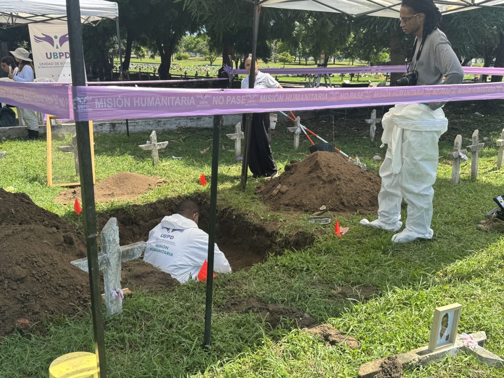 La Unidad de Búsqueda de Personas dadas por Desaparecidas (UBPD), territorial Atlántico, adelantó la segunda fase de intervención en el Cementerio Católico Calancala, en Barranquilla. En esta acción humanitaria se abordaron trece sitios de interés para la búsqueda, mediante exploraciones intrusivas en el suelo, que posibilitaron la recuperación del mismo número de cuerpos.