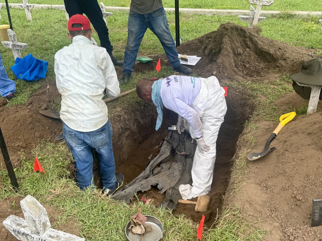 La Unidad de Búsqueda de Personas dadas por Desaparecidas (UBPD), territorial Atlántico, adelantó la segunda fase de intervención en el Cementerio Católico Calancala, en Barranquilla. En esta acción humanitaria se abordaron trece sitios de interés para la búsqueda, mediante exploraciones intrusivas en el suelo, que posibilitaron la recuperación del mismo número de cuerpos.