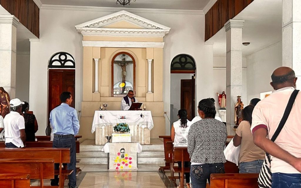 Después de 41 años, la familia de José Gabriel Medrano pudo recibir su cuerpo y así aliviar el dolor que provocó la desaparición en el marco del conflicto armado. Tras una intervención humanitaria y extrajudicial liderada por la Unidad de Búsqueda de Personas dadas por Desaparecidas (UBPD) en el cementerio municipal de San Juan del Cesar, en La Guajira, se recuperó el cuerpo de este hombre, quien había sido inhumado como persona no identificada.