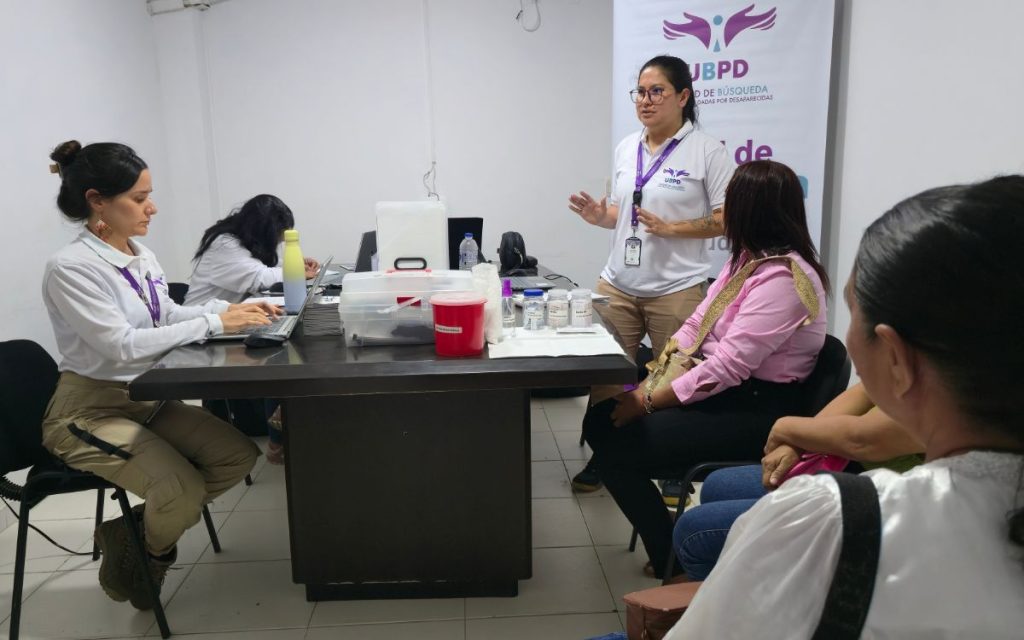 La Unidad de Búsqueda de Personas dadas por Desaparecidas (UBPD), en desarrollo del Plan Regional de Búsqueda Sur de Bolívar, llevó a cabo una jornada de atención integral en la que 22 personas que cuentan con un ser querido desaparecido y viven en esta zona del país entregaron una gota de sangre. Entre estos, los cuatro hermanos Ruiz.